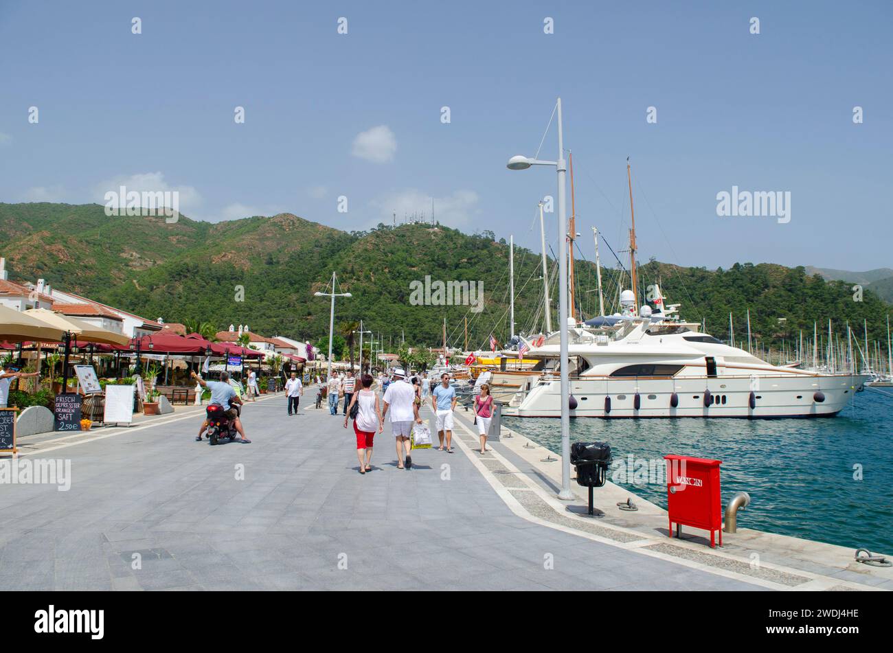 La gente ha lomg la passeggiata marmaris Turchia Foto Stock