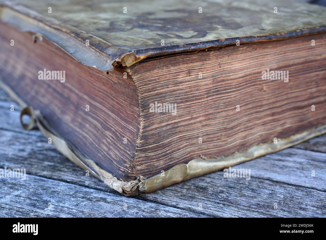 Un vecchio e spesso libro del XVII secolo si trova su un tavolo di legno Foto Stock