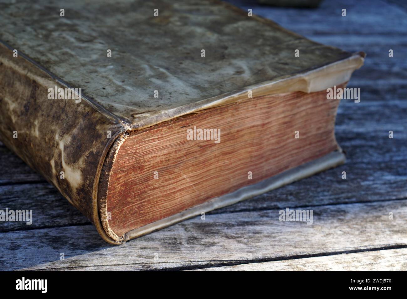 Un vecchio e spesso libro del XVII secolo si trova su un tavolo di legno Foto Stock