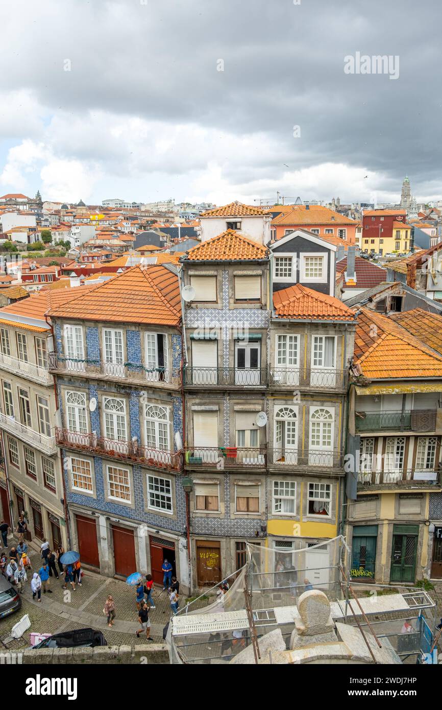 Porto, Portogallo - 17 settembre 2023. Case colorate nel centro della città Foto Stock