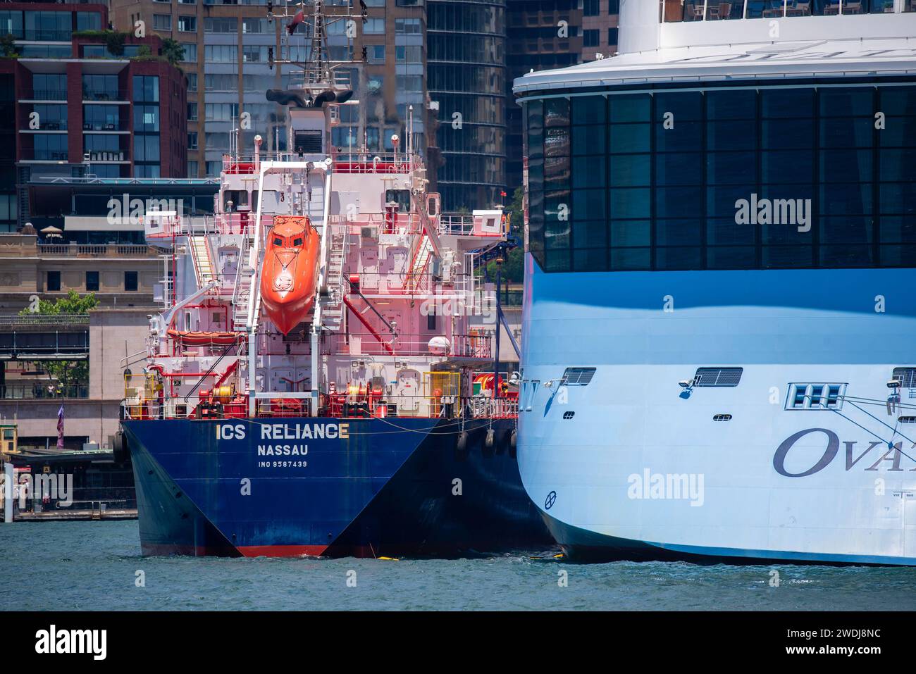 ICS RELIANCE Filling Cruise Ship Ovation of the Seas presso il terminal passeggeri d'oltremare, è una nave da trasporto petrolifera o bunker costruita nel 2011 Foto Stock