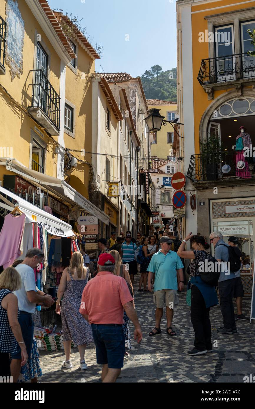Sintra, Portogallo - 14 settembre 2023. Turisti in via Padarias Foto Stock