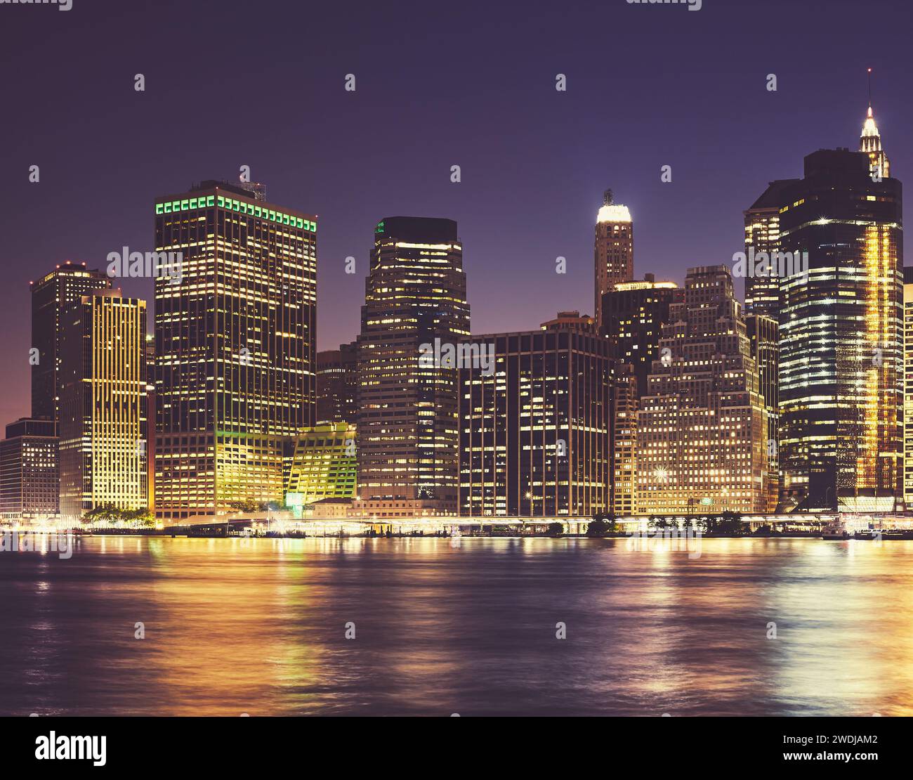 Skyline del lungomare di Manhattan di notte, con sfumature di colore applicate, New York City, USA. Foto Stock Skyline del lungomare di Manhattan di notte, con sfumature di colore applicate, New York City, USA. Foto Stock