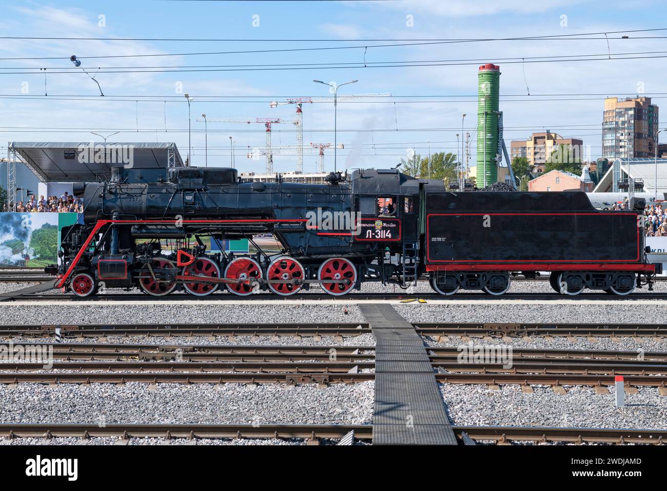 SAN PIETROBURGO, RUSSIA - 27 AGOSTO 2023: Locomotiva a vapore della serie "L" sullo spettacolo dinamico delle locomotive retrò. Forum ferroviario Foto Stock