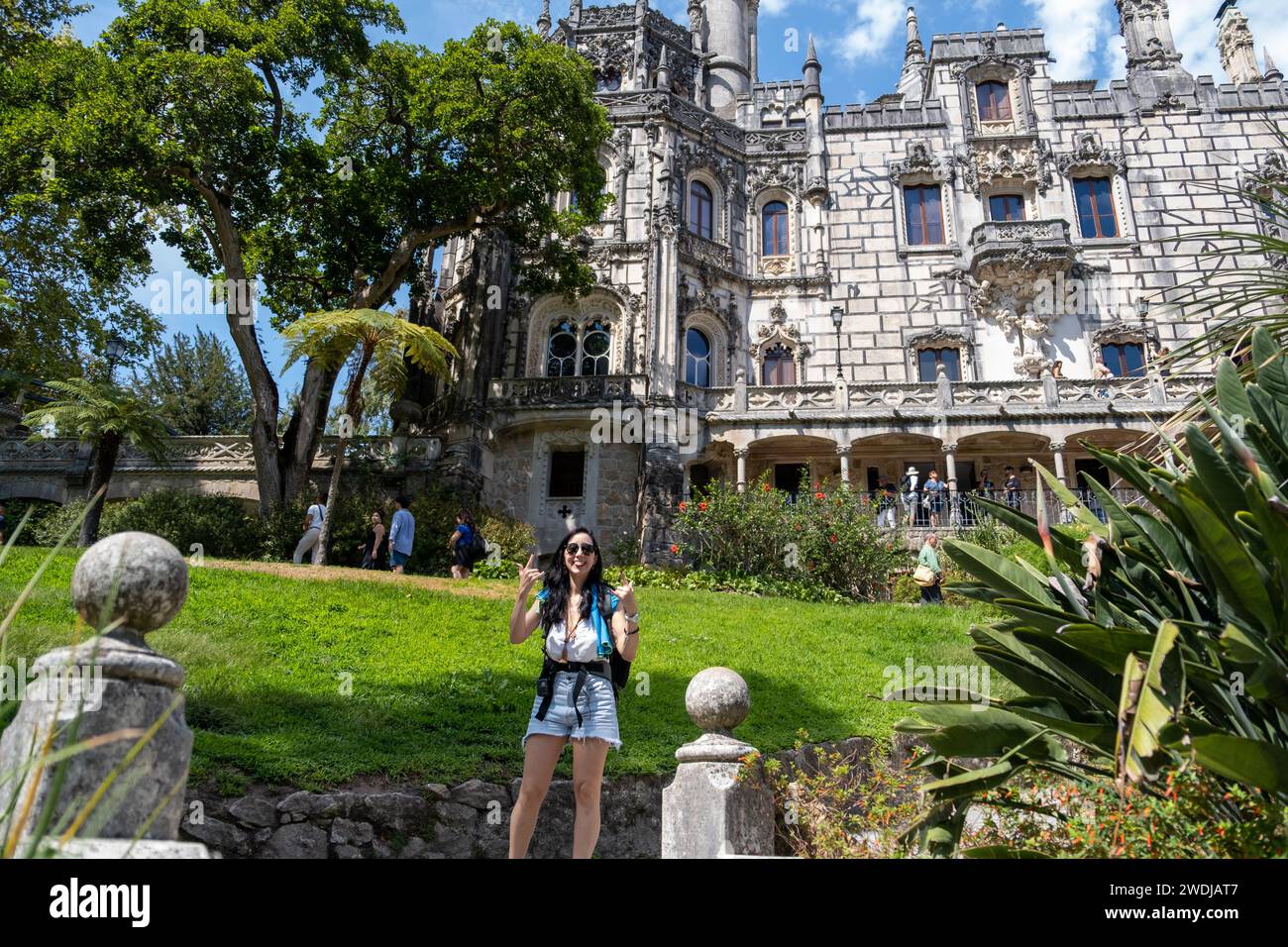 Sintra, Portogallo - 14 settembre 2023. Turista di fronte al Palazzo Quinta da Regaleira Foto Stock