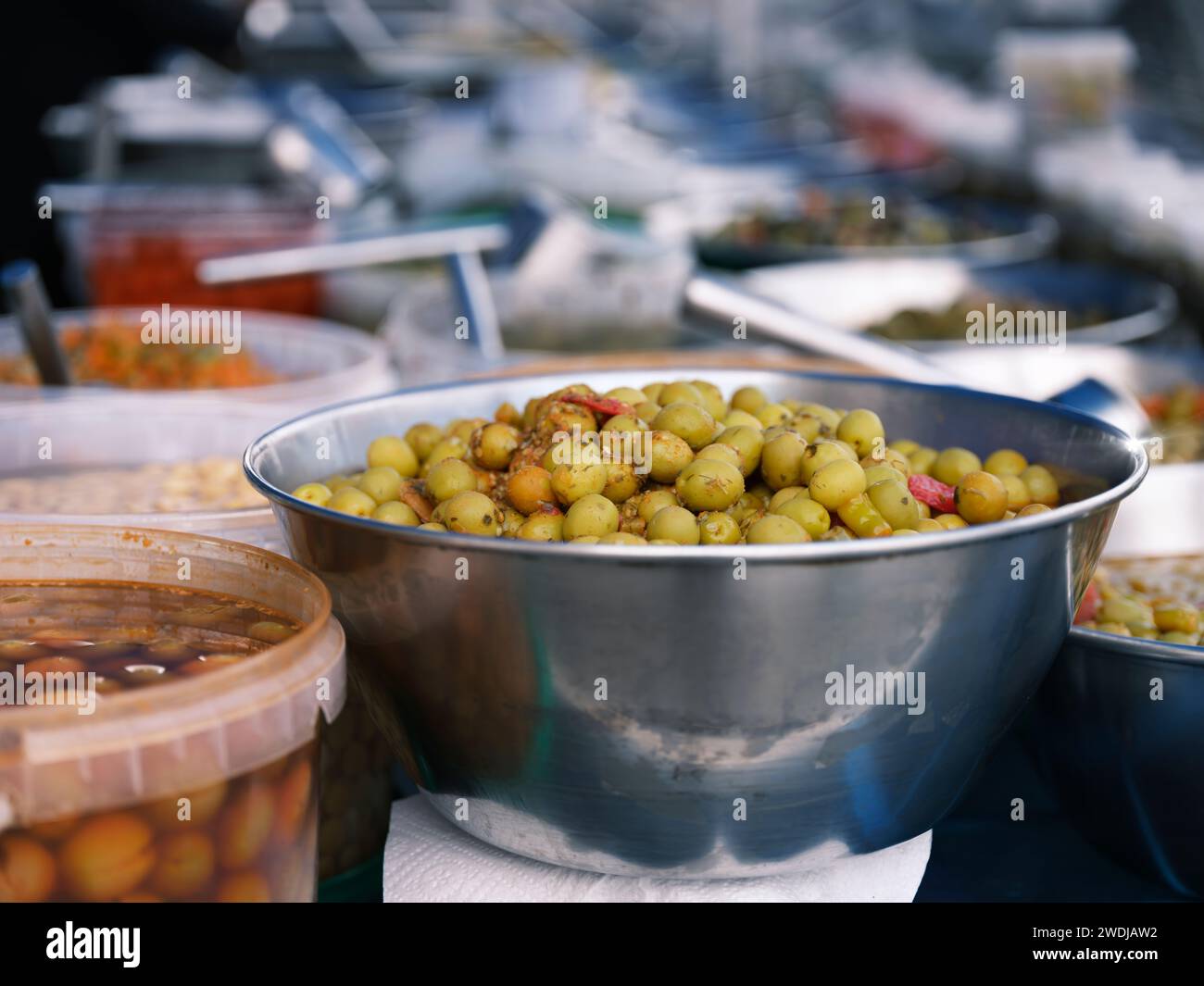 San Miguel de Salinas - Una ciotola di olive marinate fresche presso il popolare mercato di strada di San Miguel de Salinas, Alicante Spagna. Il mercato settimanale attr Foto Stock