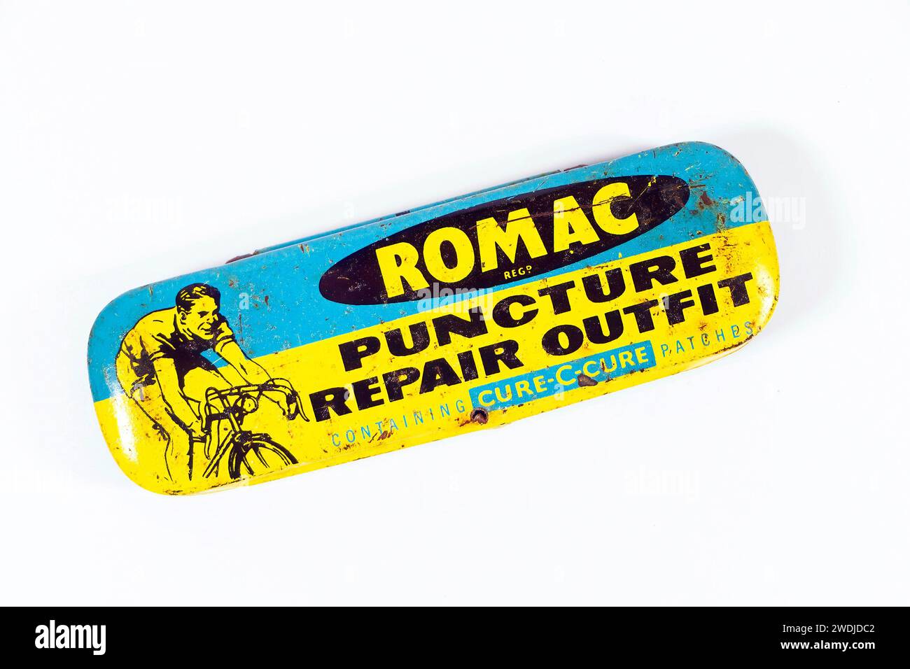 Scatola di stagno vintage per kit di riparazione foratura Romac, isolata su sfondo bianco contenente patch cure-c-cure Foto Stock