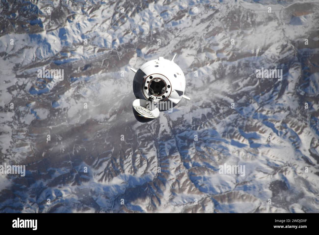 Stazione spaziale Internazionale, orbita terrestre. 20 gennaio 2024. Stazione spaziale Internazionale, ORBITA TERRESTRE. 20 gennaio 2024. La navicella spaziale con equipaggio SpaceX Dragon che trasporta gli astronauti Axiom Mission 3 si avvicina alla stazione spaziale Internazionale per l'attracco al modulo Harmony, il 20 gennaio 2024 nell'orbita terrestre. La missione Ax-3 è la prima missione astronauta commerciale tutta europea nella stazione spaziale Internazionale. Crediti: Jasmin Moghbeli/NASA/Alamy Live News Foto Stock