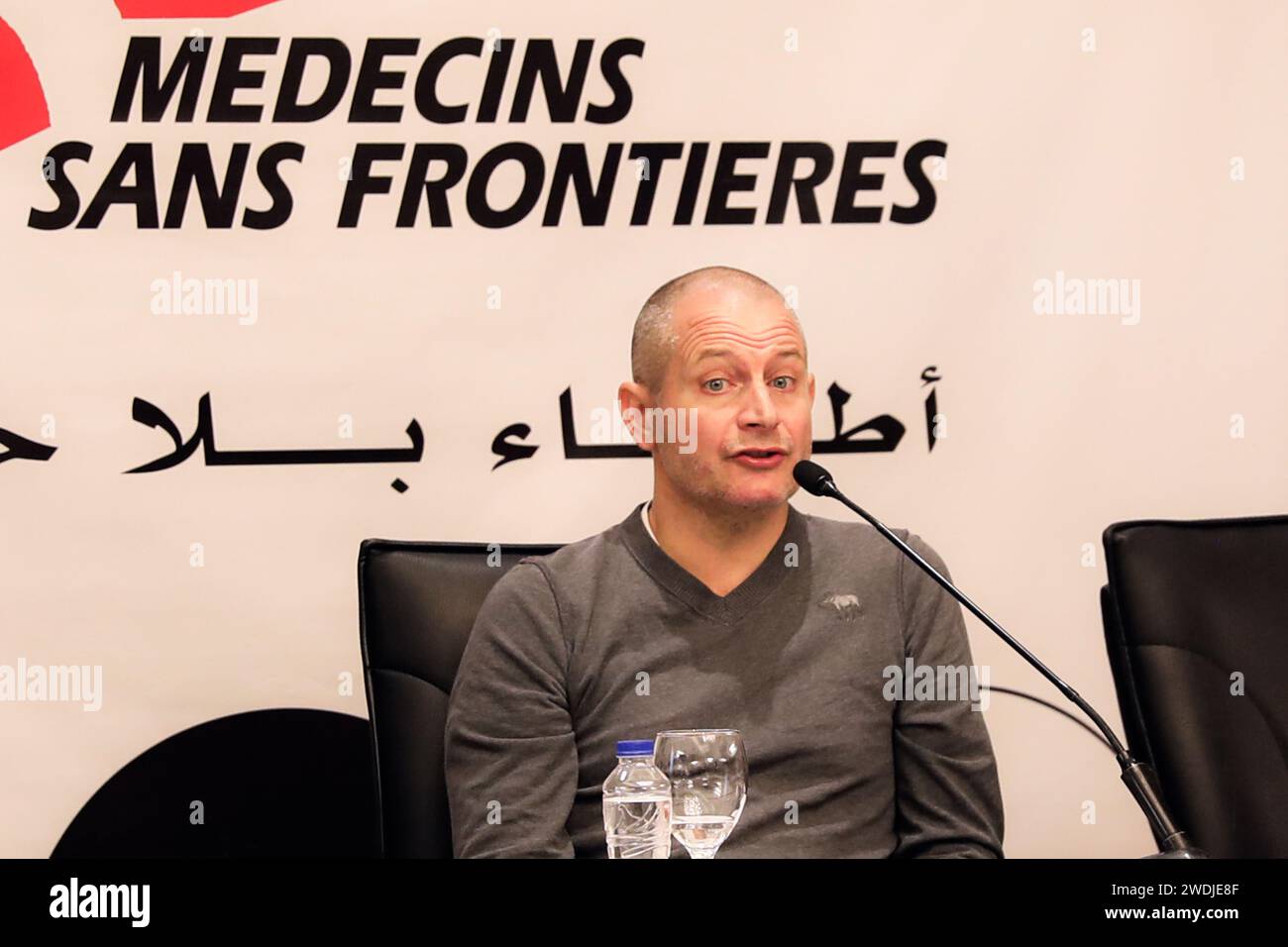 Cairo, Egitto. 19 gennaio 2024. Enrico Vallaperta, infermiere italiano di terapia intensiva con i Medici senza frontiere (MSF), parla in una conferenza stampa al Cairo, in Egitto, 19 gennaio 2024. PER ANDARE CON "Roundup: I medici internazionali ricordano tempi duri nel lavorare nella Gaza devastata dalla guerra" credito: Ahmed Gomaa/Xinhua/Alamy Live News Foto Stock