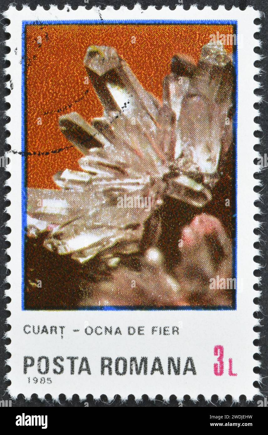 Francobollo cancellato stampato dalla Romania, che mostra il quarzo di Ocna de Fier, Minerals, circa 1985. Foto Stock