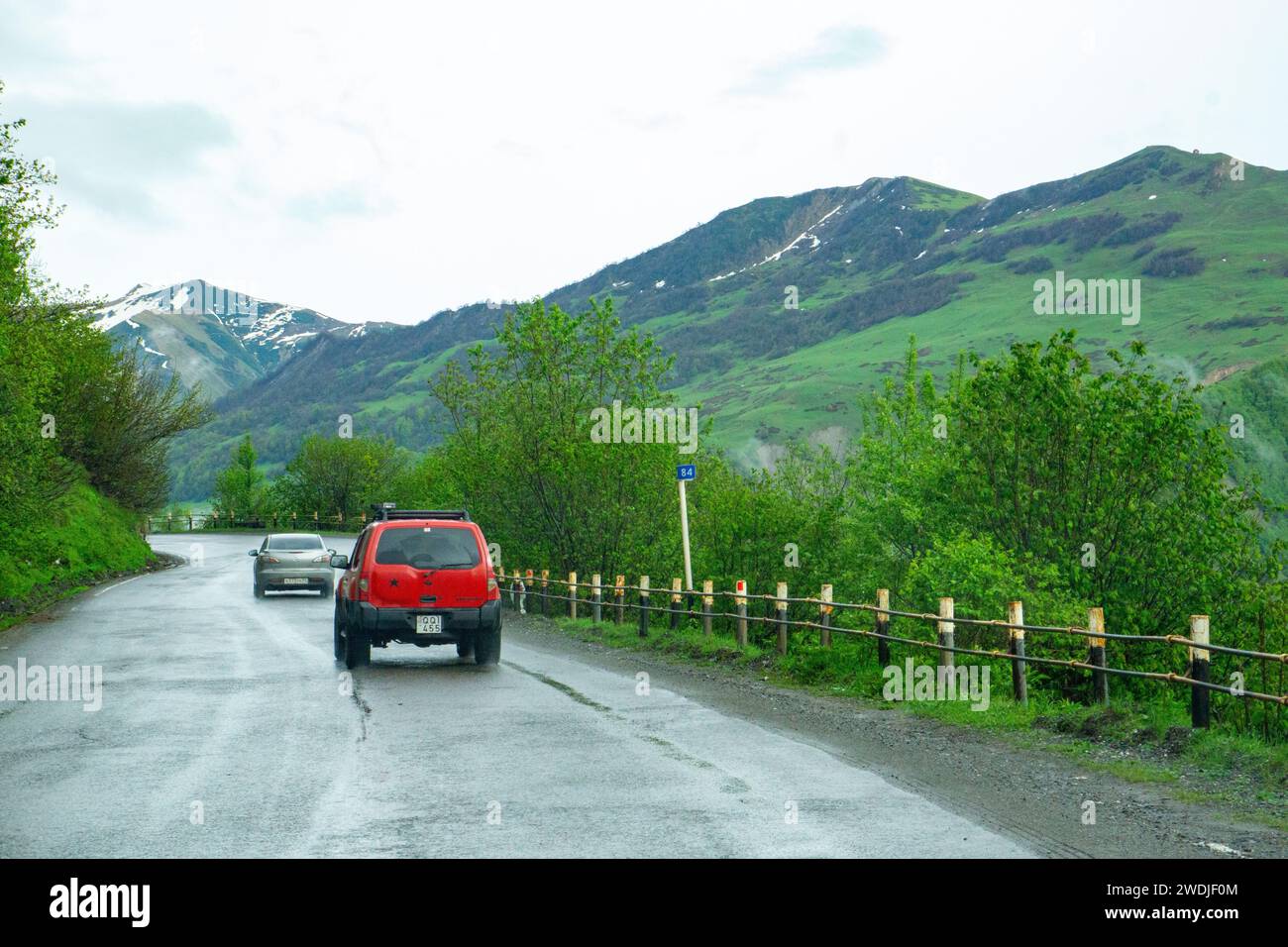 Viaggio in jeep nei paesaggi delle catene montuose della Georgia, Europa orientale Foto Stock