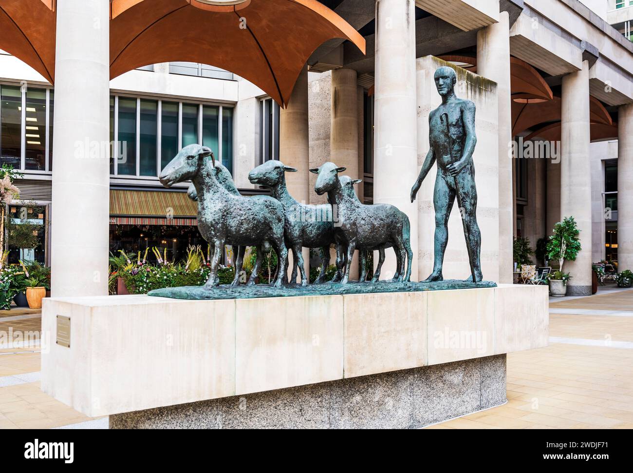 Scultura in bronzo 'Shepherd and Sheep' di Elisabeth Frink, inaugurata nel 1975, a Paternoster Square, Londra, Regno Unito Foto Stock