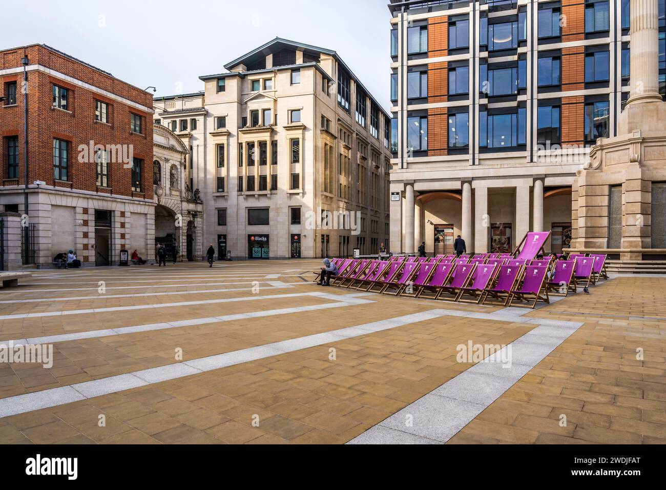 Paternoster Square, uno spazio pubblico moderno e privato, ristrutturato nel 2004 vicino alla Cattedrale di St Paul, Londra. Foto Stock