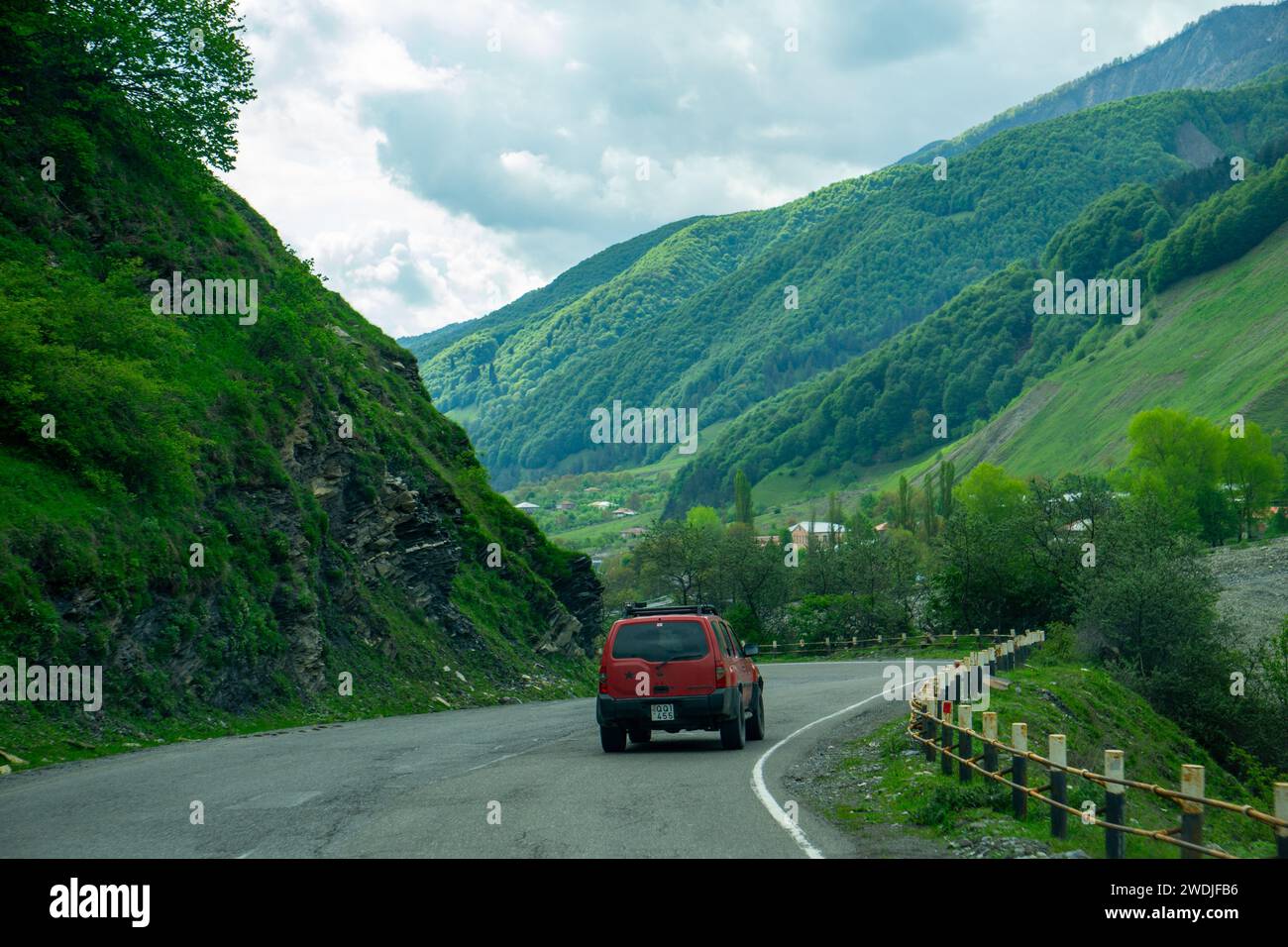 Viaggio in jeep nei paesaggi delle catene montuose della Georgia, Europa orientale Foto Stock