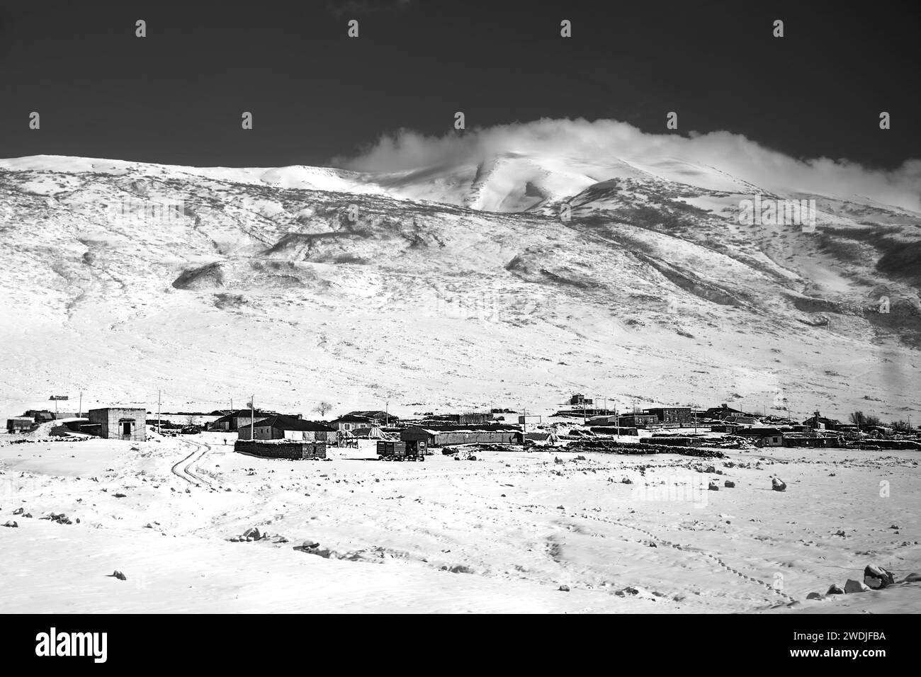 Viaggio in pulmino in treno, paesaggi innevati all'esterno Foto Stock