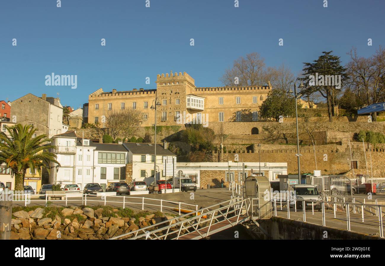 Figueras, Asturias, Spagna; 05 05 2023: Vista dal porto di Figueras nelle Asturie, Spagna Foto Stock