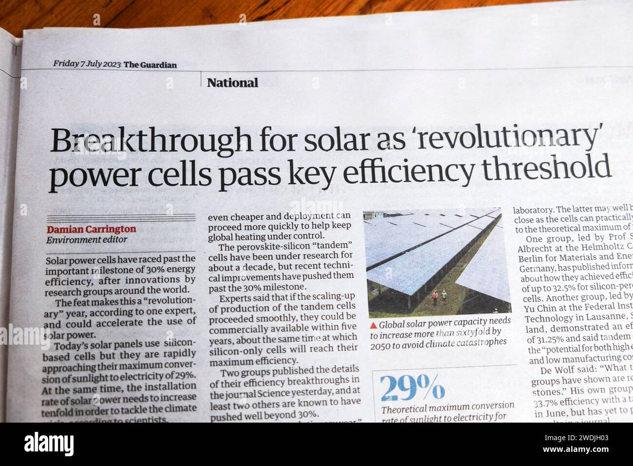 "Breakthrough for Solar as "rivoluzionario" power cells pass key Efficiency threshold" Guardian Newspaper headline Energy articolo 7 luglio 2023 Londra Regno Unito Foto Stock