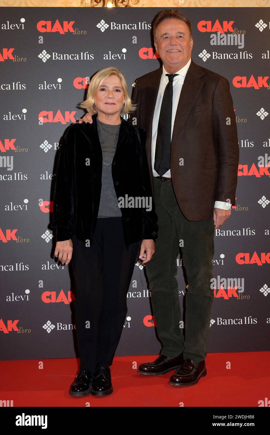 Christian De Sica mit Ehefrau Silvia Verdone bei der Verleihung des Filmpreises Ciak d'oro 2023 im Palazzo colonna. ROM, 20.01.2024 Foto Stock