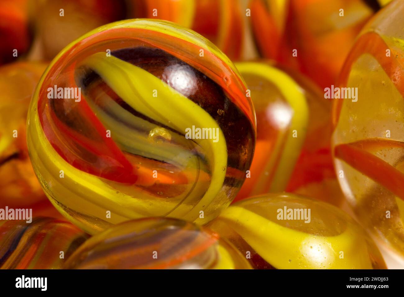 Marmo in vetro Swirl arancione e giallo Foto Stock