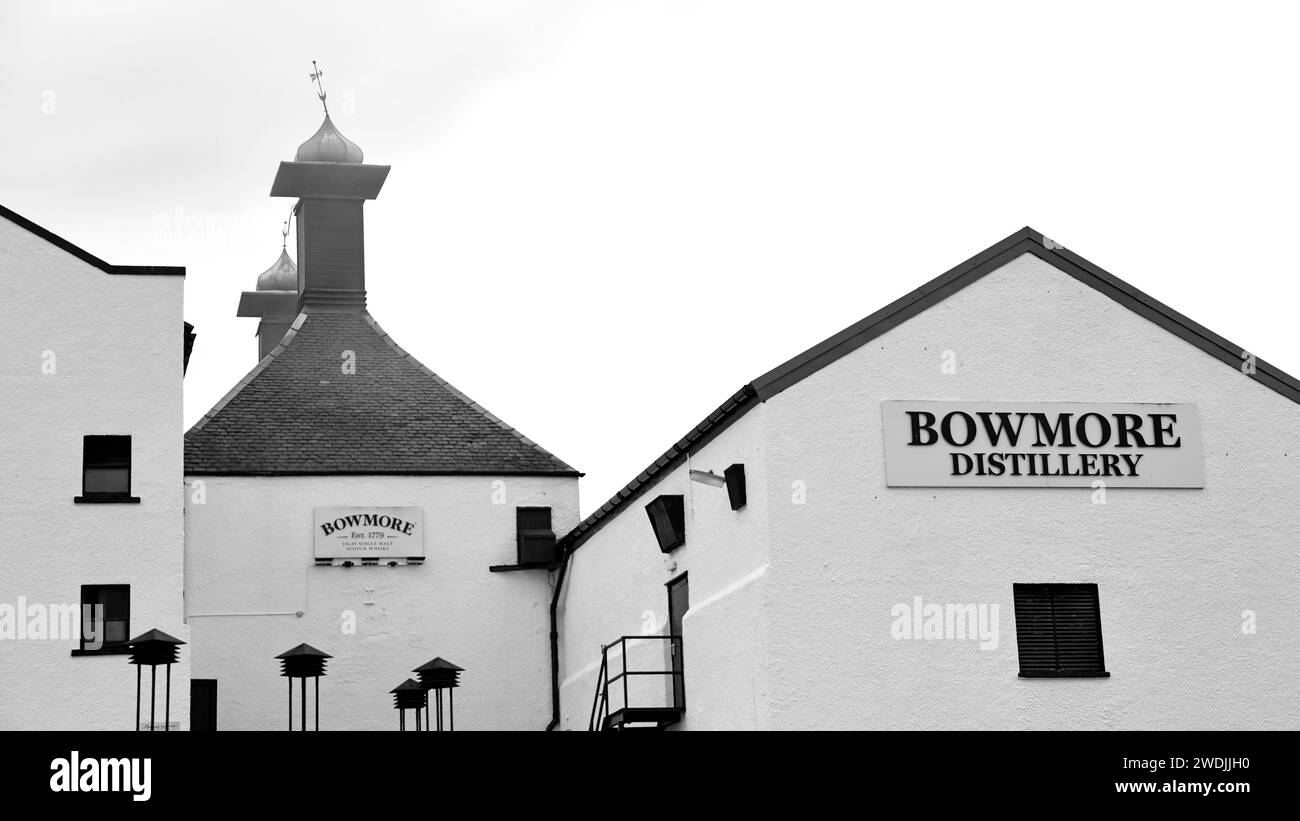 Bowmore Whisky Distillery sull'isola di Islay, Scozia Foto Stock