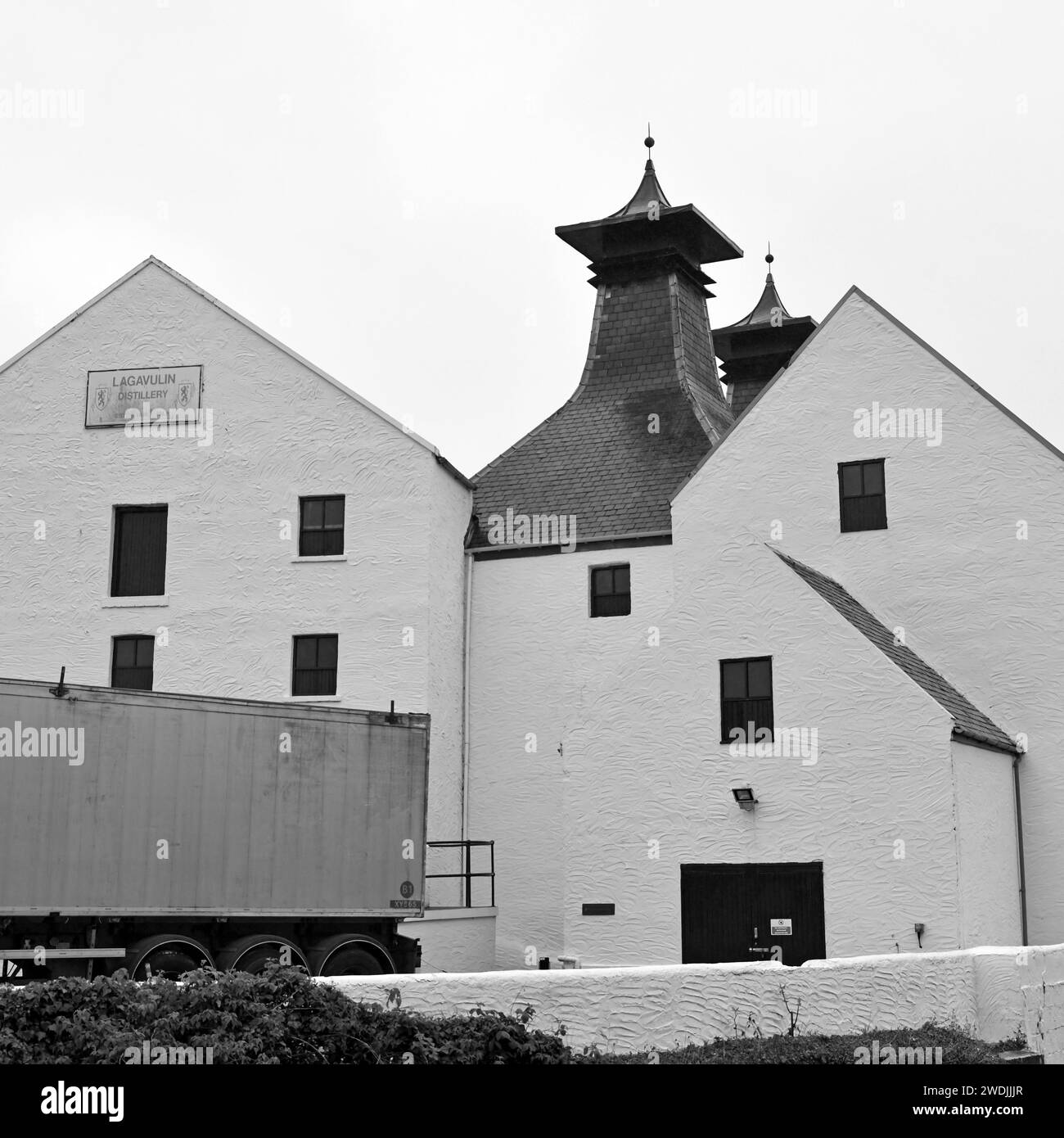 Distilleria di whisky Lagavulin nel villaggio di Lagavulin, a sud dell'isola di Islay, in Scozia. Foto Stock
