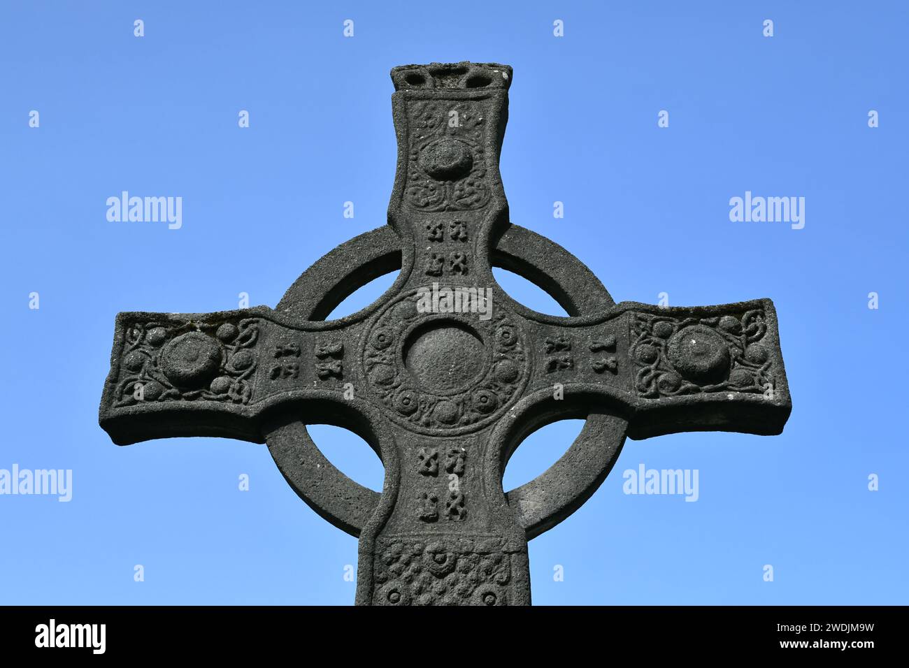 Replica di St John's Cross fuori dall'Abbazia di Iona, Isola di Iona, Scozia Foto Stock