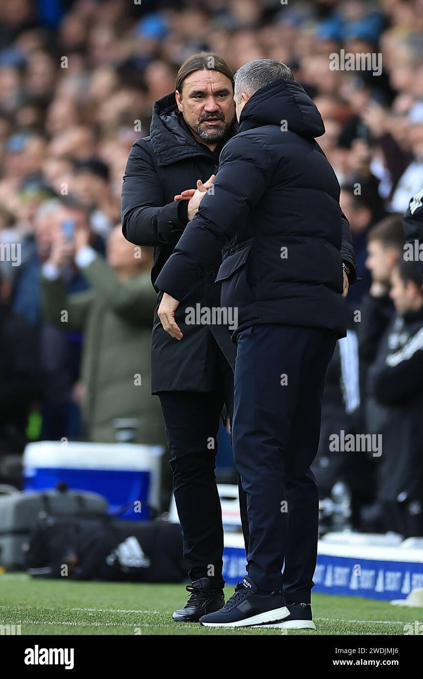 Leeds, Regno Unito. 21 gennaio 2024. Il Leeds United Manager Daniel Farke e il Preston North End Manager Ryan Lowe si stringono la mano prima di dare il via al Peterborough United Manager Darren Ferguson durante la partita del Leeds United FC contro Preston North End FC Skybet EFL Championship a Elland Road, Leeds, Inghilterra, Regno Unito il 21 gennaio 2024 credito: ogni secondo Media/Alamy Live News Foto Stock