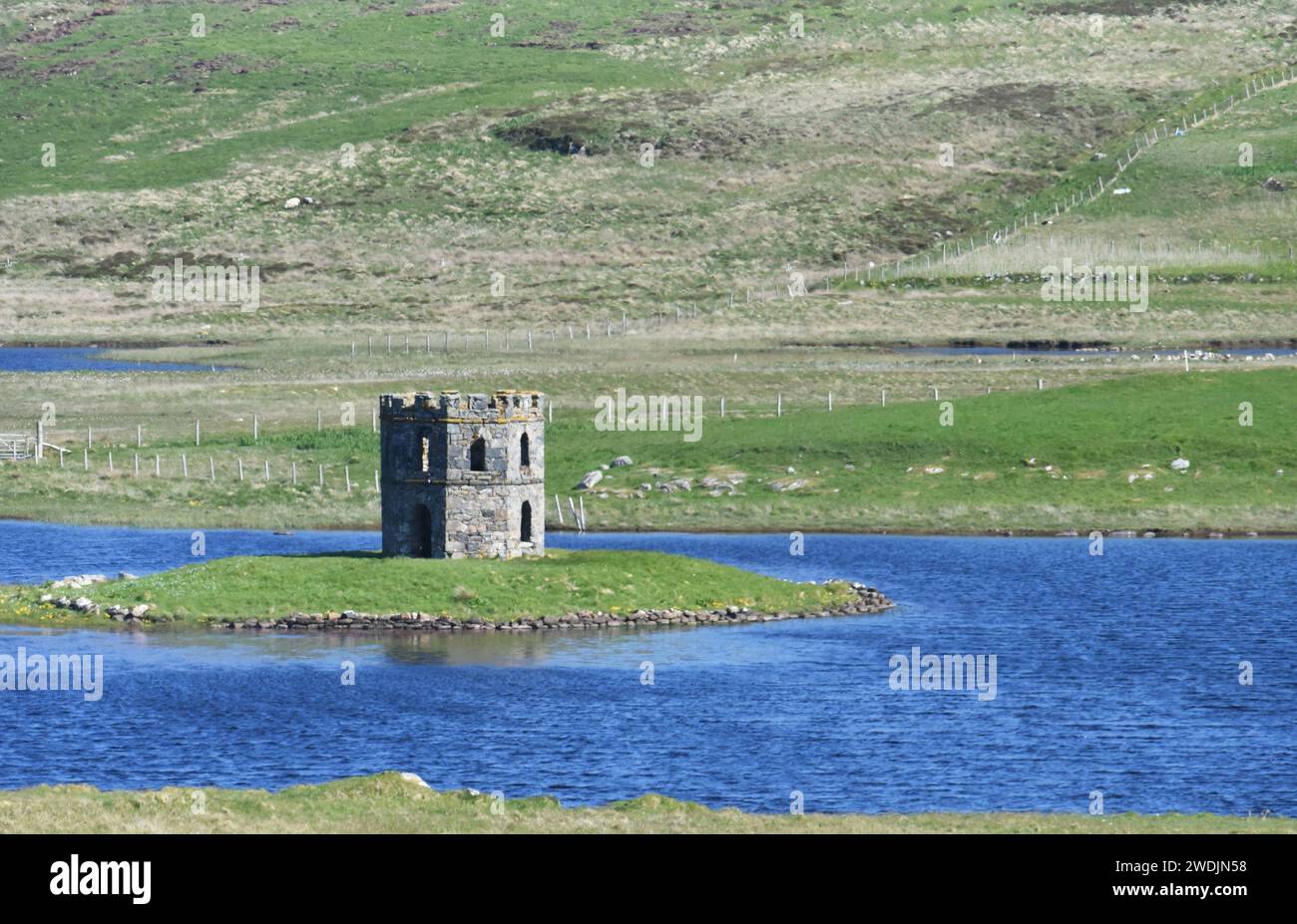 Scolpaig Tower sull'isola di North Uist, Ebridi esterne, Scozia Foto Stock