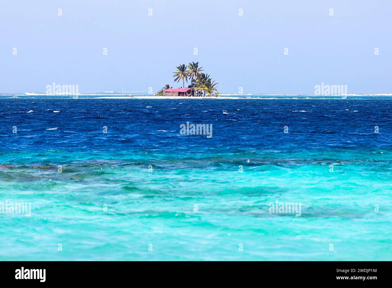 Pittoresca piccola isola tropicale con palme, tradizionale casa kuna e spiaggia di sabbia bianca nell'arcipelago di San Blas nel mare dei Caraibi a Panama Foto Stock