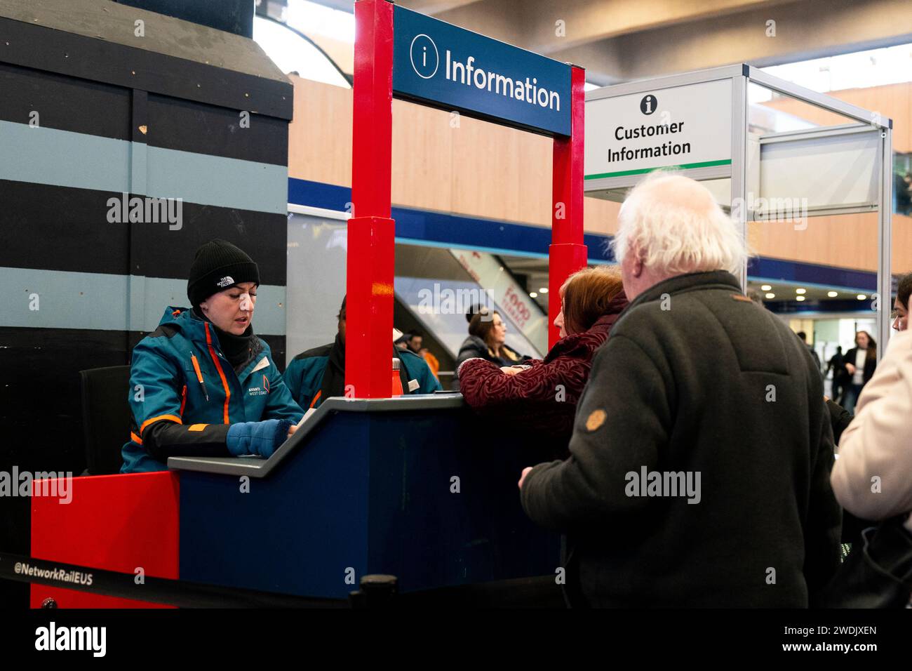 I passeggeri alla stazione di Euston, Londra, a seguito dei ritardi del treno, poiché la tempesta Isha ha causato gravi disagi ai servizi ferroviari. Il Regno Unito è coperto da "insoliti” avvisi di vento pericolosi per la vita prima della tempesta Isha, con persone avvertite di non viaggiare in mezzo a possibili raffiche di 90 km/h. Avanti West Coast ha messo in guardia contro i viaggi, con treni che viaggiano a velocità ridotta. Data foto: Domenica 21 gennaio 2024. Foto Stock