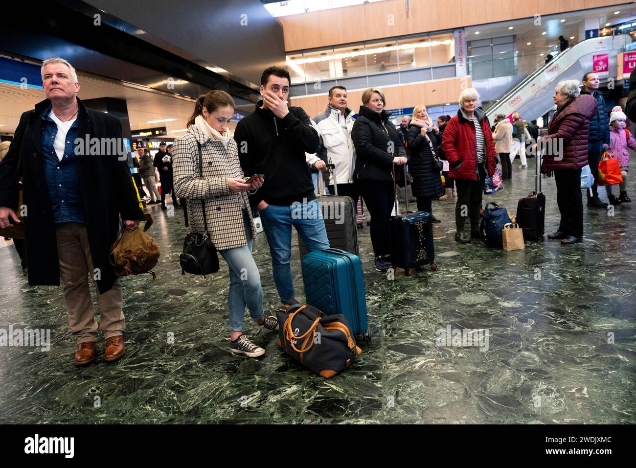 I passeggeri alla stazione di Euston, Londra, a seguito dei ritardi del treno, poiché la tempesta Isha ha causato gravi disagi ai servizi ferroviari. Il Regno Unito è coperto da "insoliti” avvisi di vento pericolosi per la vita prima della tempesta Isha, con persone avvertite di non viaggiare in mezzo a possibili raffiche di 90 km/h. Avanti West Coast ha messo in guardia contro i viaggi, con treni che viaggiano a velocità ridotta. Data foto: Domenica 21 gennaio 2024. Foto Stock