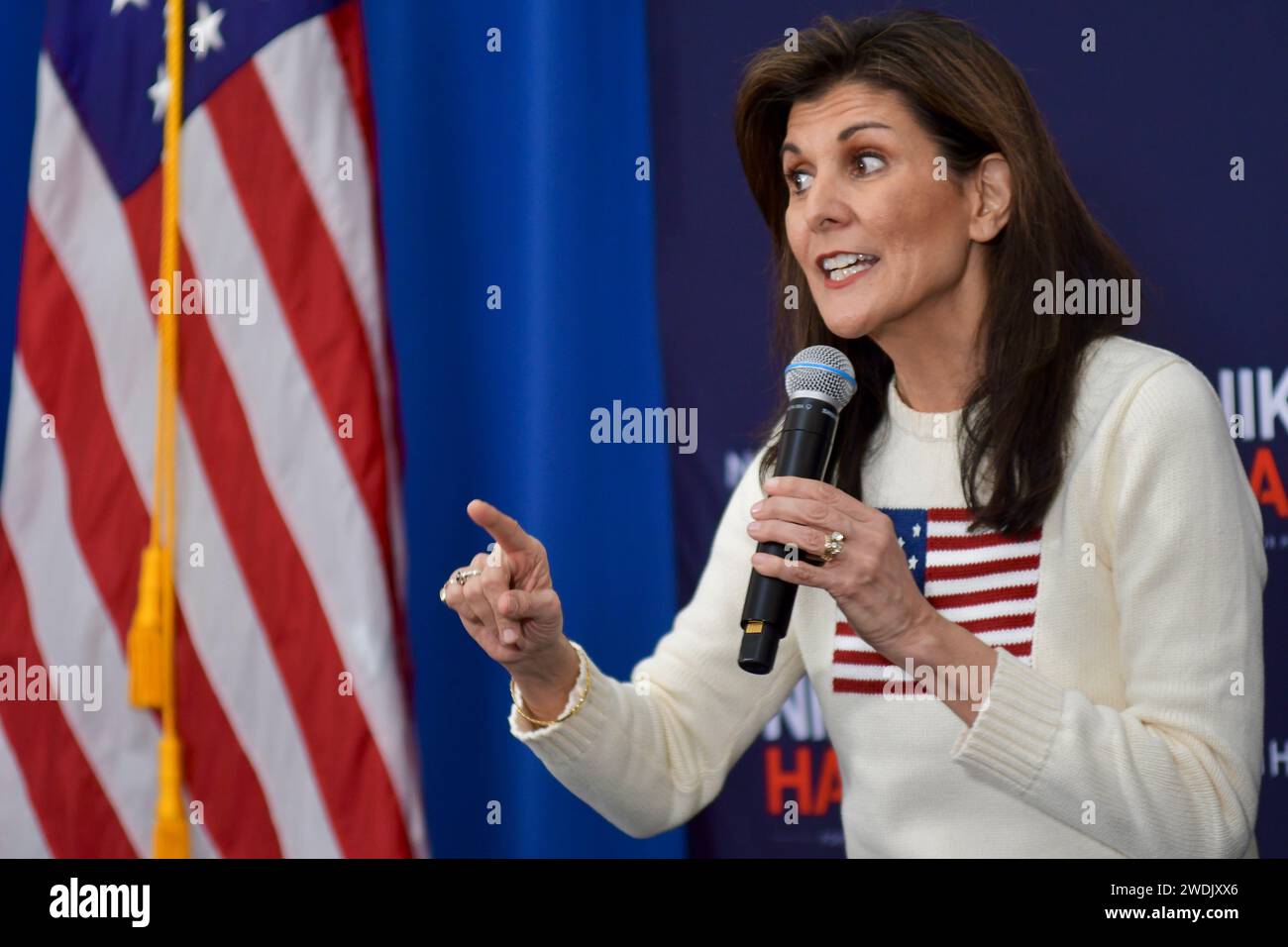 L'ex ambasciatore delle Nazioni Unite Nikki Haley parla ad una manifestazione a Ringe, N.H., USA, il 20 gennaio 2024, durante le primarie presidenziali del New Hampshire. Foto Stock