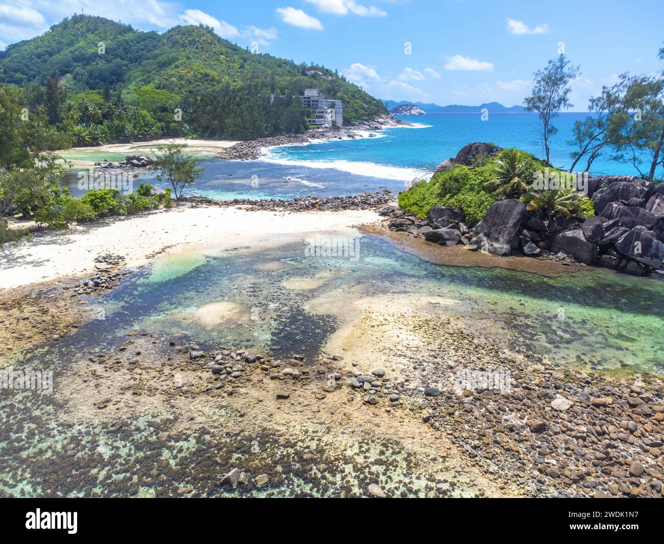 Vista aerea della laguna di Port Glaud in una giornata di sole. Isola di Mahe, Seychelles Foto Stock