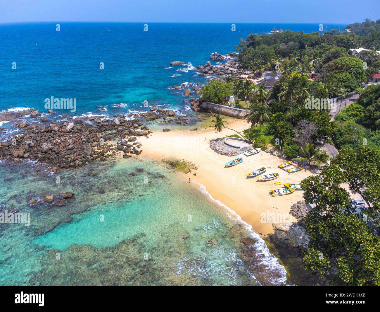 Vista aerea del litorale di Glacis Beach. Isola di Mahe, Seychelles Foto Stock