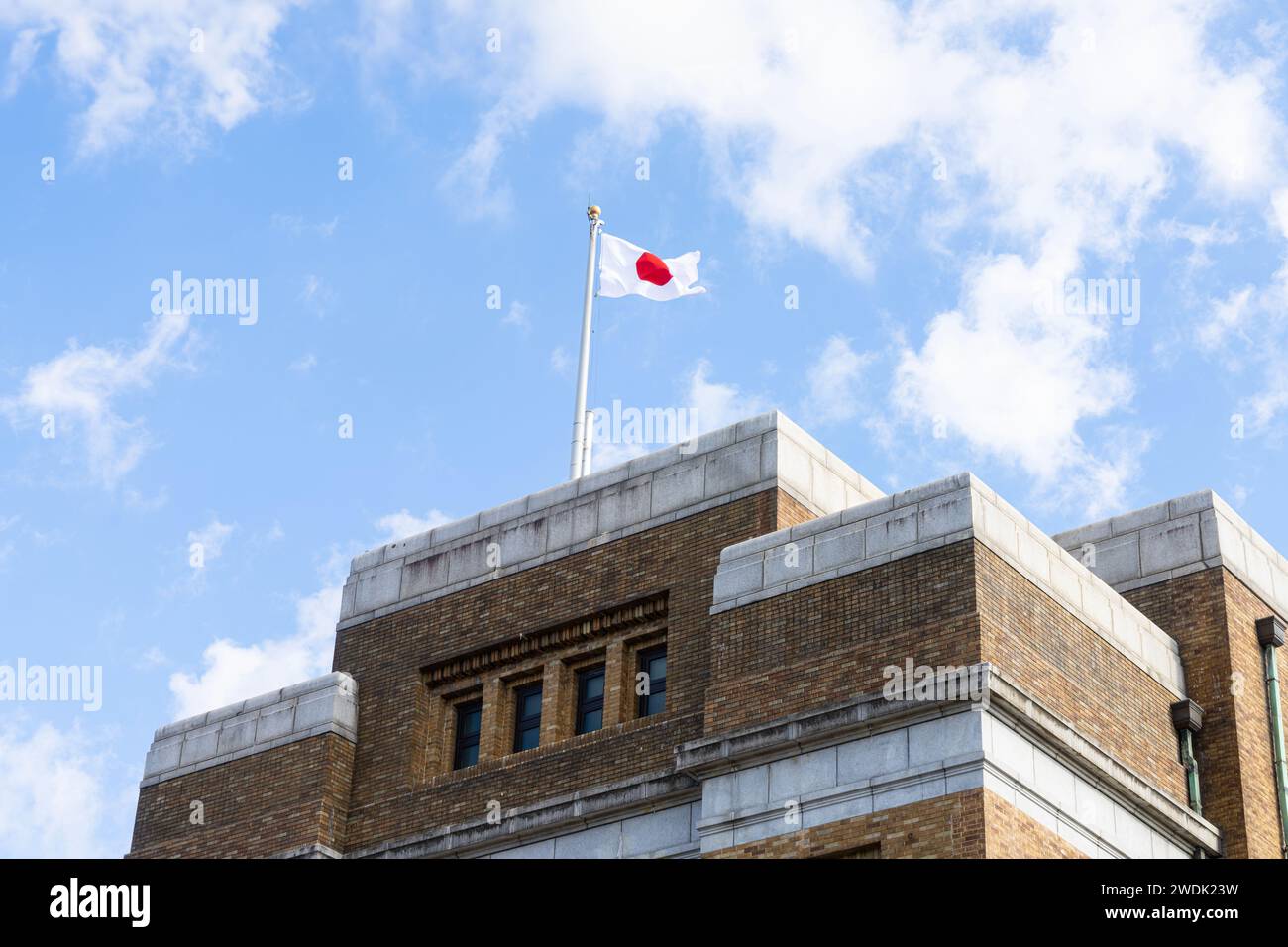 Tokyio, Giappone. Gennaio 2024. La bandiera giapponese sventolante in cima al Museo Nazionale della Scienza e della natura nel centro della città Foto Stock