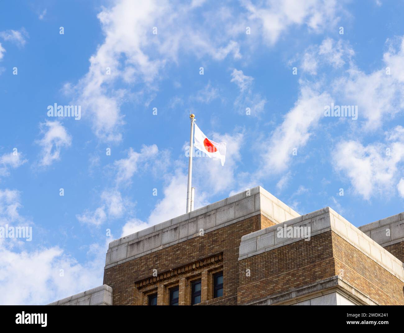 Tokyio, Giappone. Gennaio 2024. La bandiera giapponese sventolante in cima al Museo Nazionale della Scienza e della natura nel centro della città Foto Stock