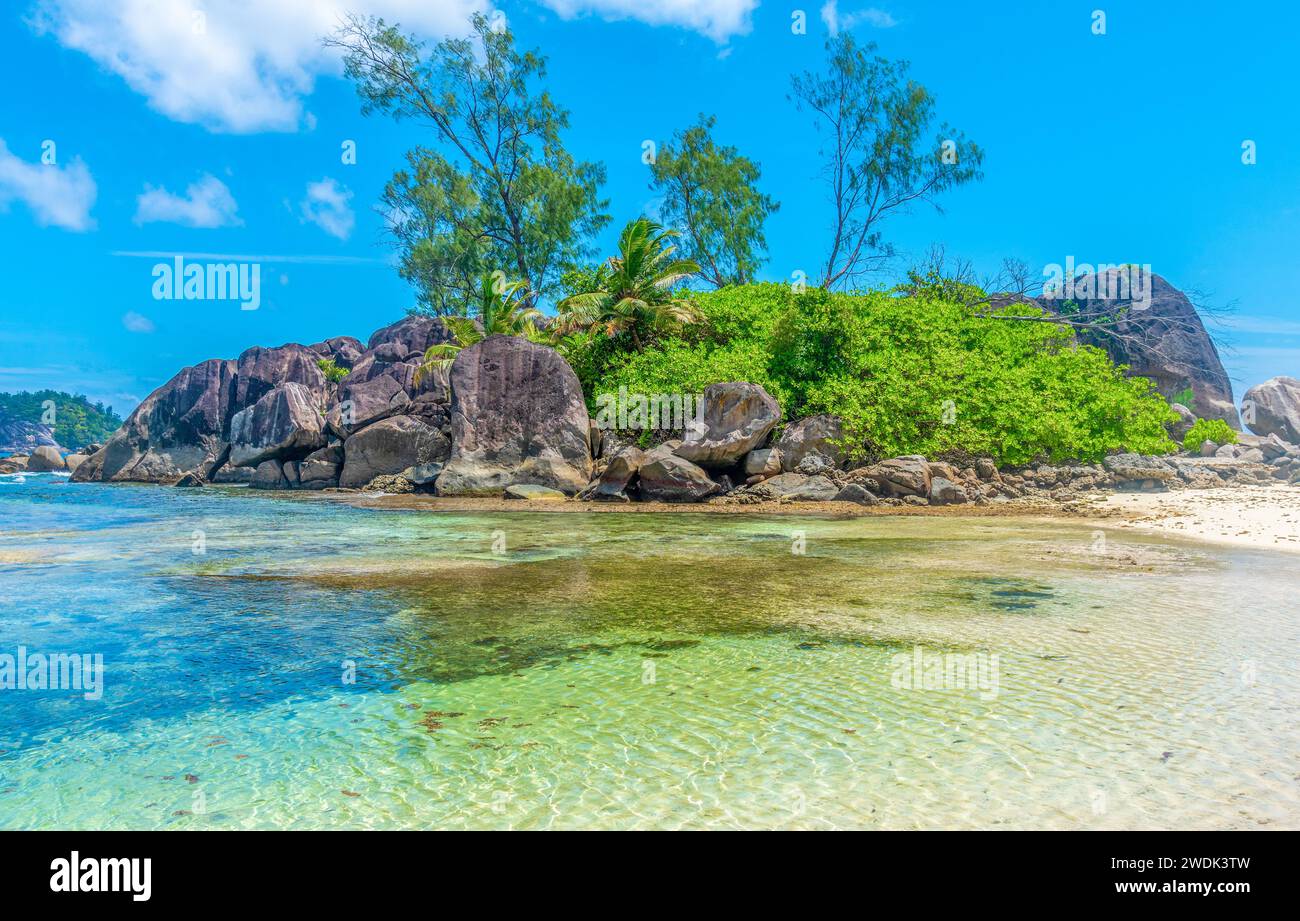 Laguna di Port Glaud in una giornata di sole. Isola di Mahe, Seychelles Foto Stock