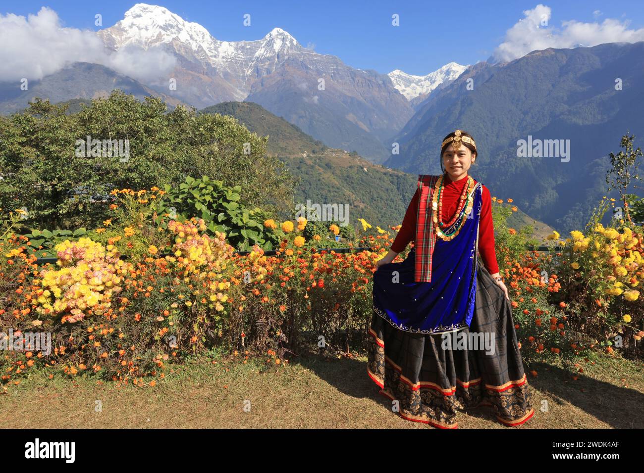 Una ragazza con un abito tradizionale Gurung in un villaggio Gurung nella città di Ghandruk, provincia di Gandaki in Nepal, è un punto di trekking sul circuito dell'Annapurna e di Poonhil Foto Stock