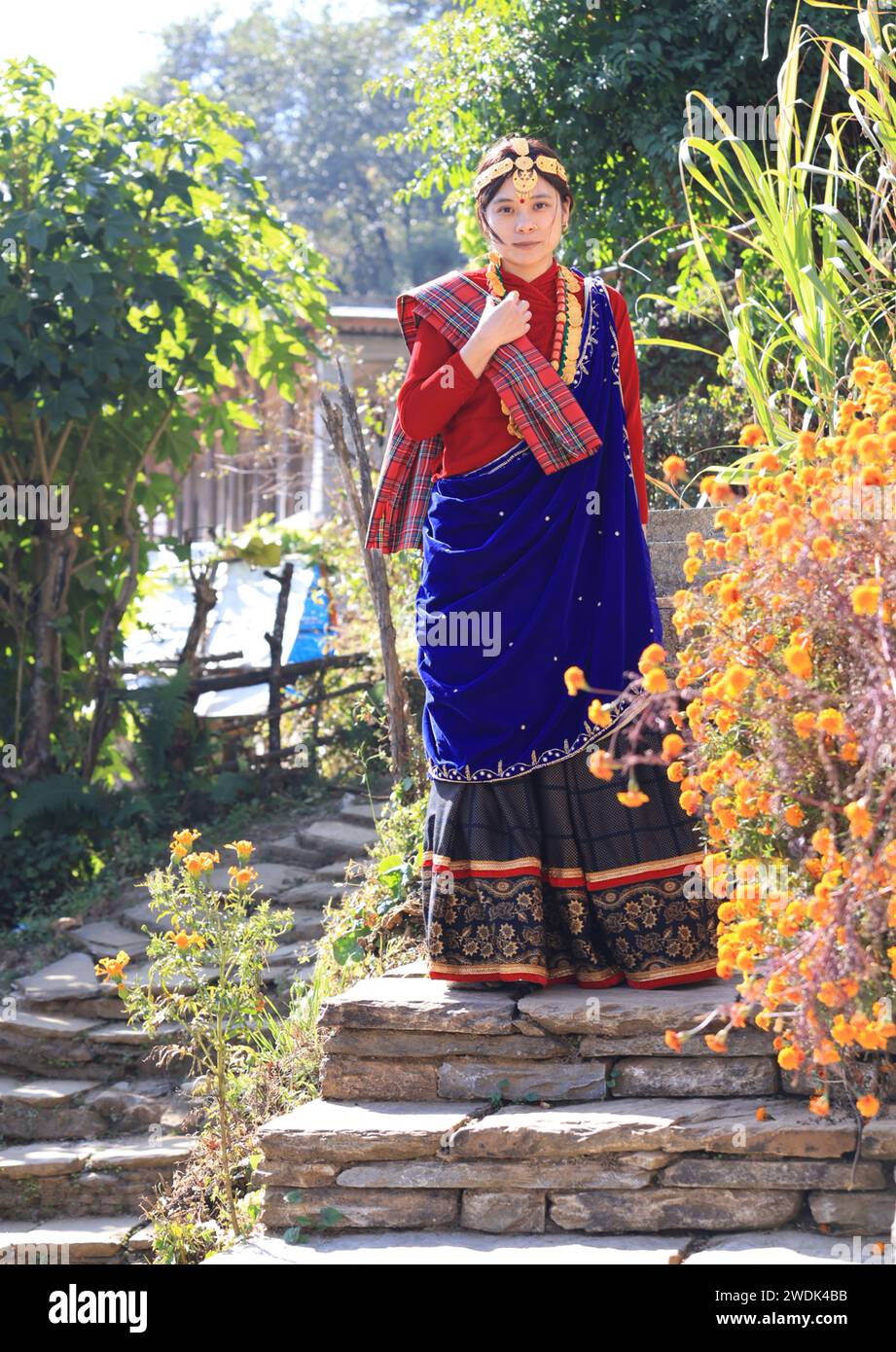 Una ragazza con un abito tradizionale Gurung in un villaggio Gurung nella città di Ghandruk, provincia di Gandaki in Nepal, è un punto di trekking sul circuito dell'Annapurna e di Poonhil Foto Stock