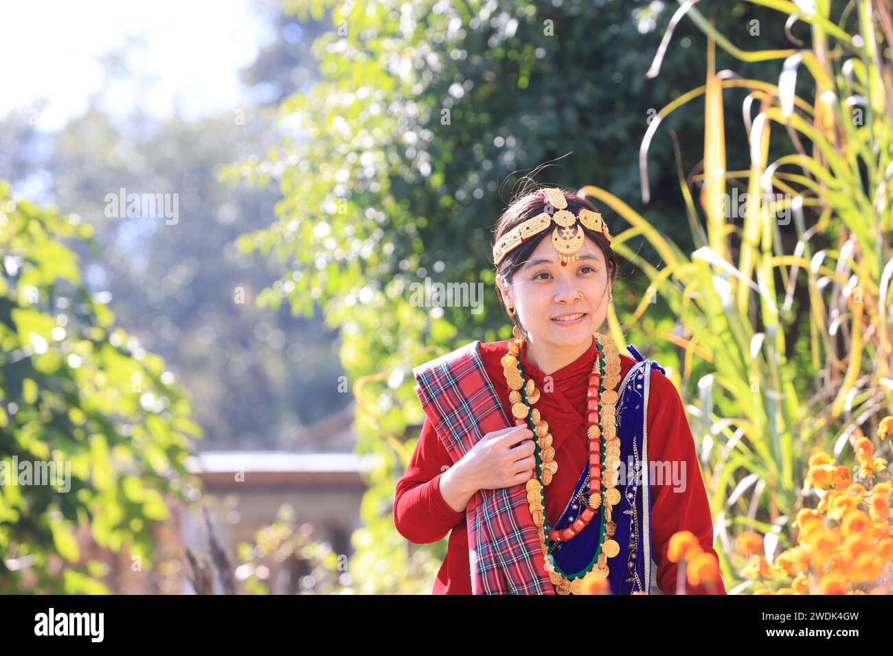Una ragazza con un abito tradizionale Gurung in un villaggio Gurung nella città di Ghandruk, provincia di Gandaki in Nepal, è un punto di trekking sul circuito dell'Annapurna e di Poonhil Foto Stock