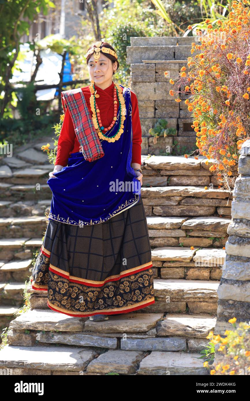 Una ragazza con un abito tradizionale Gurung in un villaggio Gurung nella città di Ghandruk, provincia di Gandaki in Nepal, è un punto di trekking sul circuito dell'Annapurna e di Poonhil Foto Stock