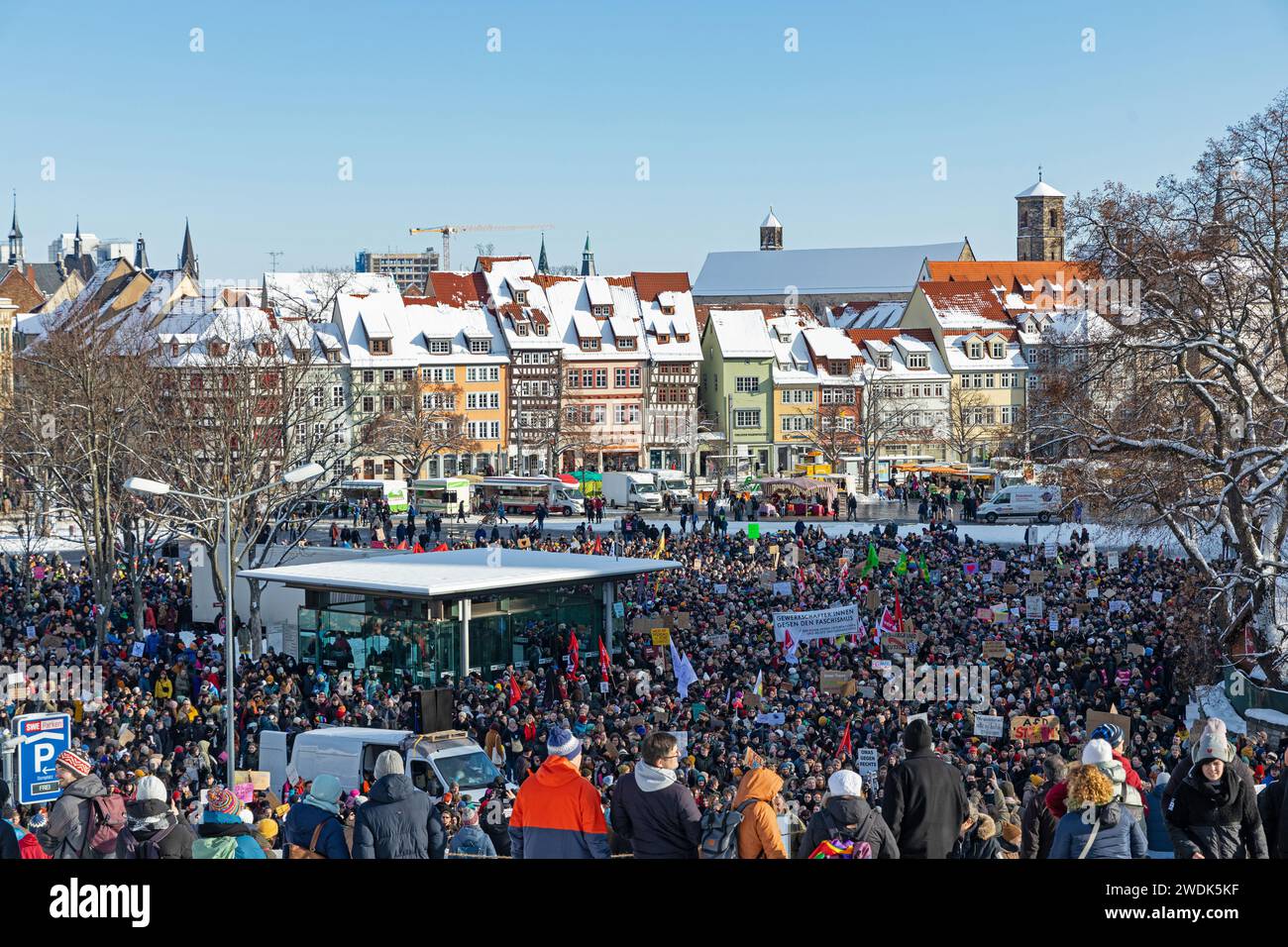 Manifestazione contro il partito AfD e l'estremismo politico di destra nella piazza della cattedrale di Erfurt il 20. gennaio 2024 Foto Stock