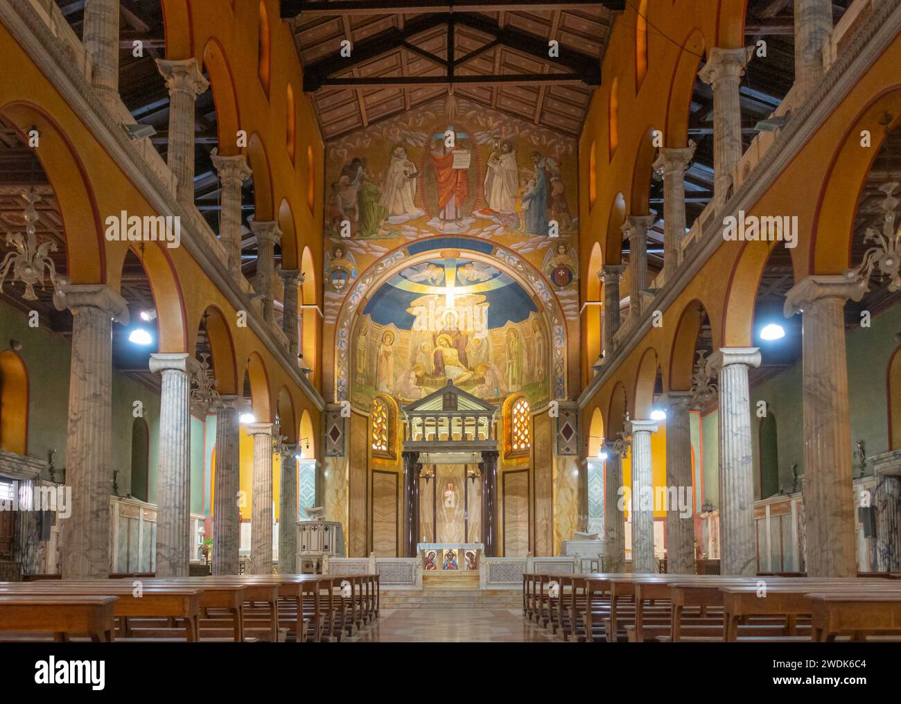 Roma, Italia - 26 luglio 2023: Interno della Chiesa Argentina Santa Maria Addolorata in Piazza Buenos Aires, Roma. Foto Stock