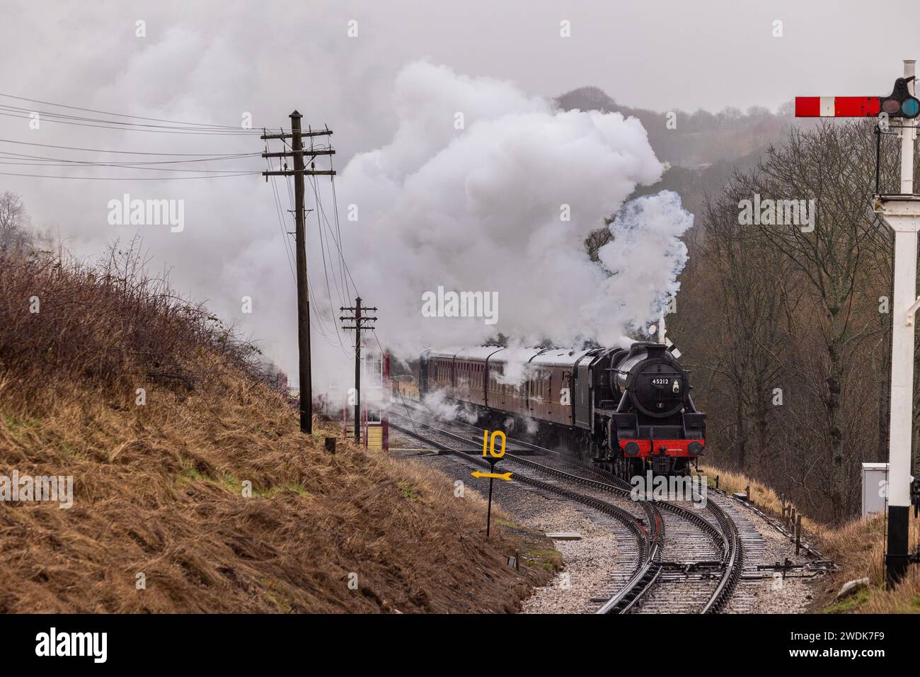 Keighley, Regno Unito, 21 gennaio 2024, Regno Unito Meteo. Con il vapore che viene soffiato pesantemente dal vento, LMS Black 5 45212 lascia Damems Loop con il servizio 1235 da Ingrow West. Credito: Neil Terry/Neil Terry Photography Credit: Neil Terry/Alamy Live News Foto Stock