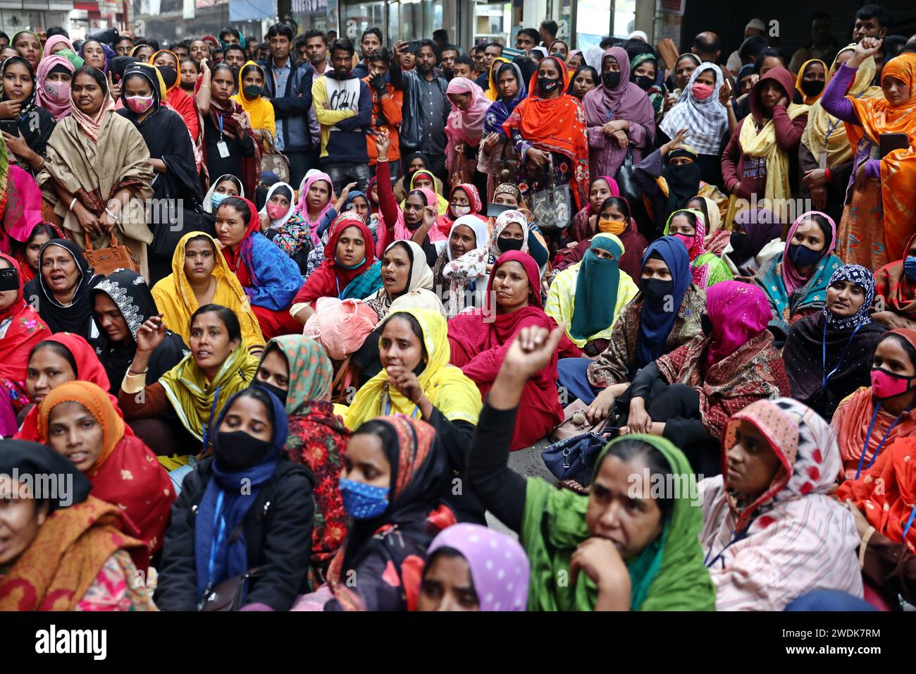 Dhaka, Wari, Bangladesh. 21 gennaio 2024. Gli addetti all'abbigliamento della Anlima Textile Limited a Savar organizzarono una protesta di fronte alla direzione dell'ispezione della fabbrica a Purana Paltan, chiedendo l'apertura della fabbrica chiusa, il reinserimento dei licenziati illegalmente e il pagamento delle quote, Dhaka, Bangladesh il 21 gennaio 2024. (Immagine di credito: © Habibur Rahman/ZUMA Press Wire) SOLO USO EDITORIALE! Non per USO commerciale! Foto Stock