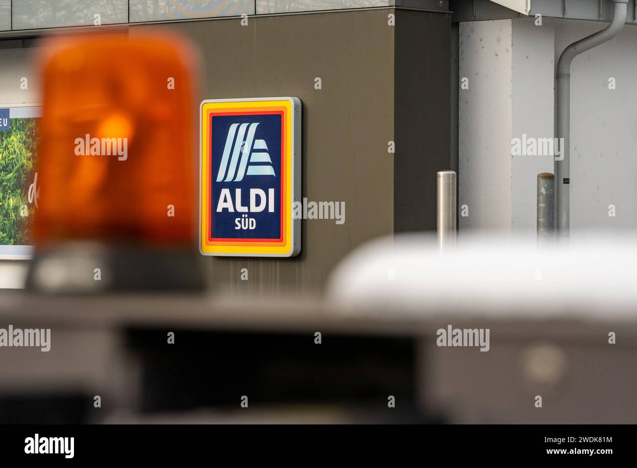 Deutschlands Einzelhandelsgiganten im Fokus der Bauernproteste 21.01.2024, Selters: Symbolfoto, Illustrationsbild, Symbolbild, Illustrationsfoto Deutschlands Einzelhandelsgiganten im Fokus der Bauernproteste Logos und Schriftzüge von Aldi Süd einem der führenden deutschen Discounter . Diese stehen während der landesweiten Bauernproteste aufgrund ihrer Marktmacht und Preispolitik in der Kritik. Selters Hessen Germania *** i giganti della vendita al dettaglio tedeschi al centro delle proteste degli agricoltori 21 01 2024, foto del simbolo Selters, immagine di illustrazione, immagine di simbolo, foto di illustrazione Germanys giganti della vendita al dettaglio nel Foto Stock