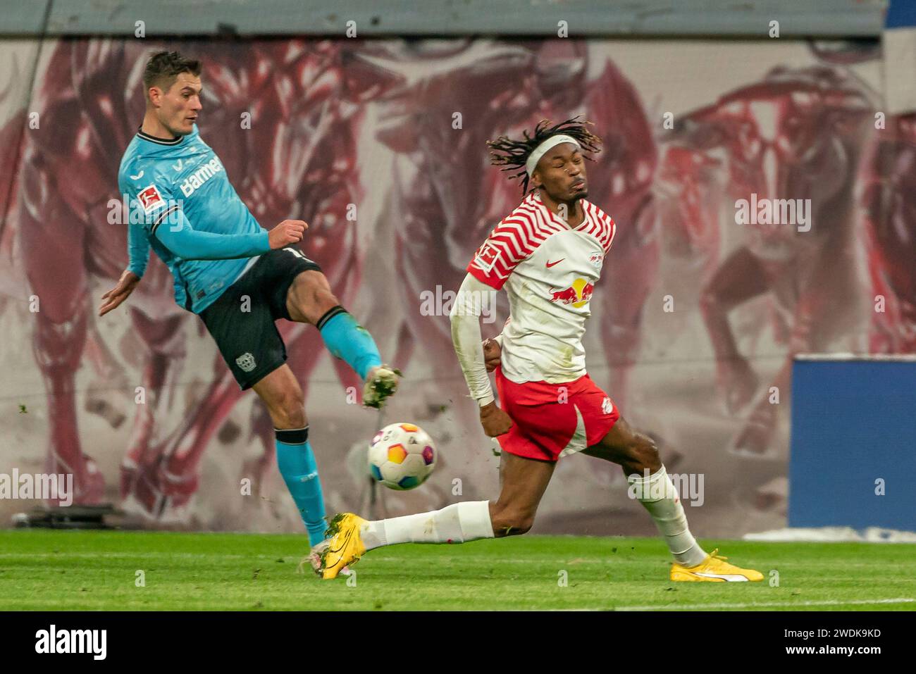 Lipsia, Deutschland 20. Januar 2024: 1.BL - 2023/2024 - RB Leipzig vs. Bayer 04 Leverkusen IM Bild: v. li. im Zweikampf Patrik Schick (Leverkusen) und Mohamd Simakan (Lipsia) /// le normative DFL vietano qualsiasi uso di fotografie come sequenze di immagini e/o quasi-video. /// Foto Stock