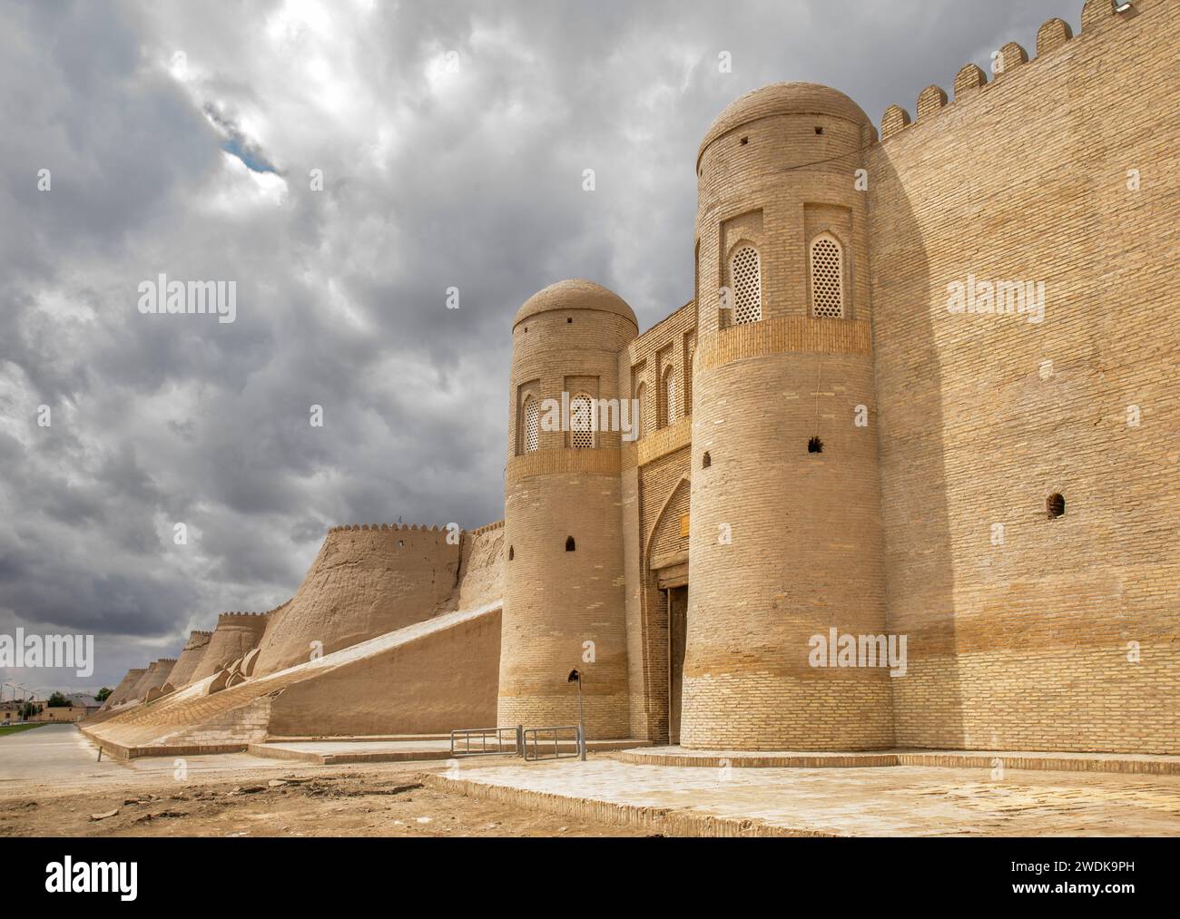 Vista della porta di Tosh Darvoza della cittadella Konya Ark a Khiva. Uzbekistan Foto Stock