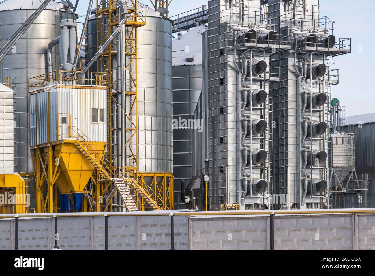 silos e impianti di agro-lavorazione per essiccazione, pulizia e stoccaggio e preparazione di semi complessi in neve di campi invernali Foto Stock