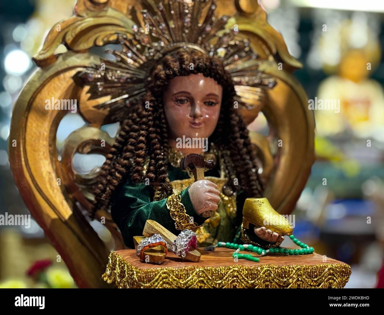 Pasay City, Filippine. 21 gennaio 2024. Oltre 500 immagini del bambino Gesù popolarmente conosciuto come sto. I Niño sono esposti in una mostra durante la celebrazione della Fiesta del sto. Niño il 21 gennaio 2024 a Pasay City, Filippine. L'organizzatore di questa mostra annuale che coincide con la festa del bambino Gesù è la Congregacion del Santisimo Nombre del Niño Jesus (Congregazione del Santo nome del bambino Gesù), e hanno lo scopo di sensibilizzare sulla devozione al bambino Gesù in tutte le Filippine e all'estero.(Credit Image: © Sherbien Dacalanio/Alamy Live News) Foto Stock